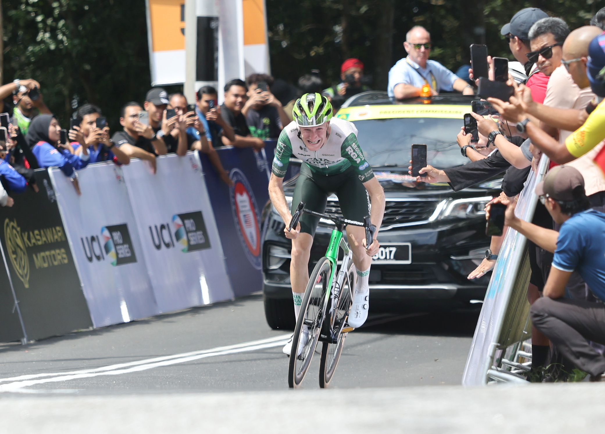 Abel Balderstone (2º) y Jan Castellon (3º) sobresalen en el primer final en alto del Tour de Langkawi