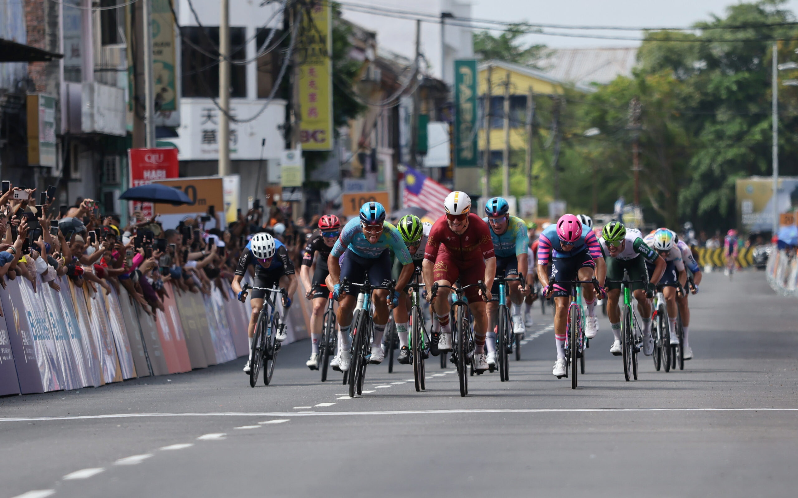 Fernando Gaviria se acerca a la victoria en el inicio del Tour de Langkawi