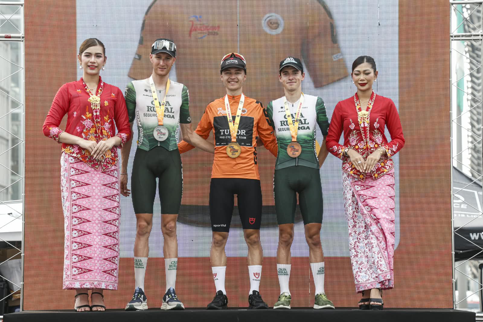 Abel Balderstone y Jan Castellon se aúpan al podio final del Tour de Langkawi